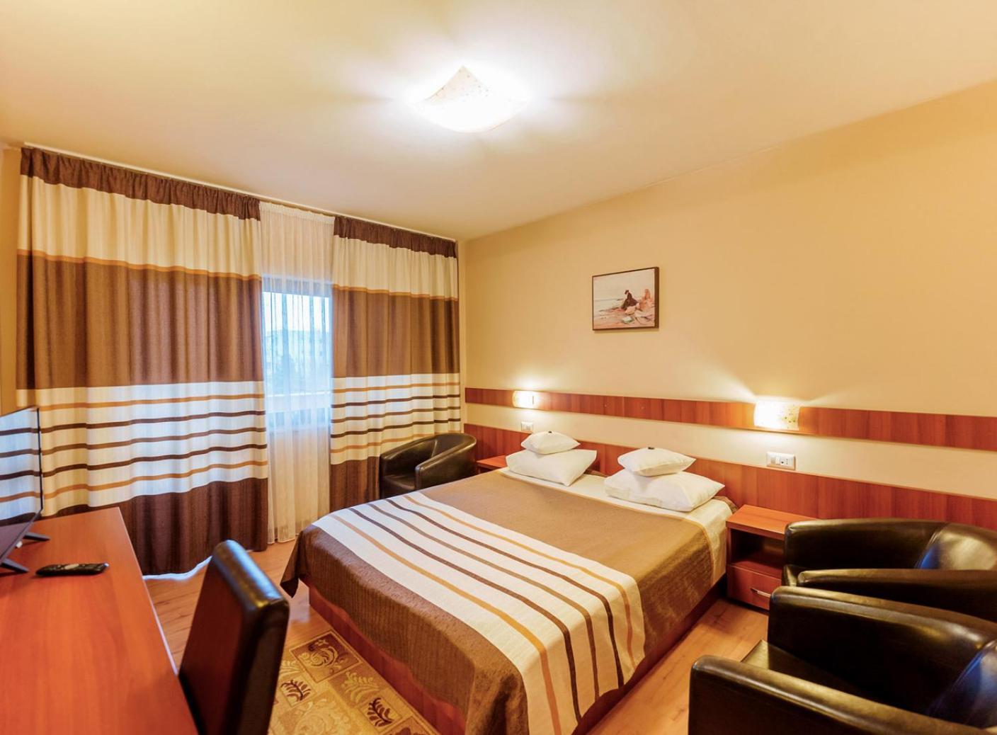 Hotel Crisana Арад Екстериор снимка
