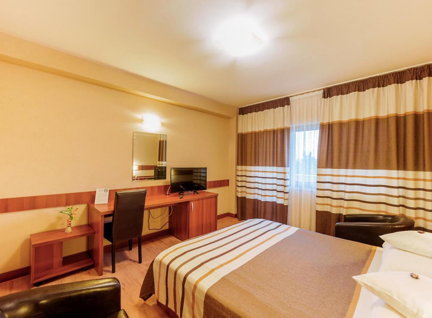Hotel Crisana Арад Екстериор снимка
