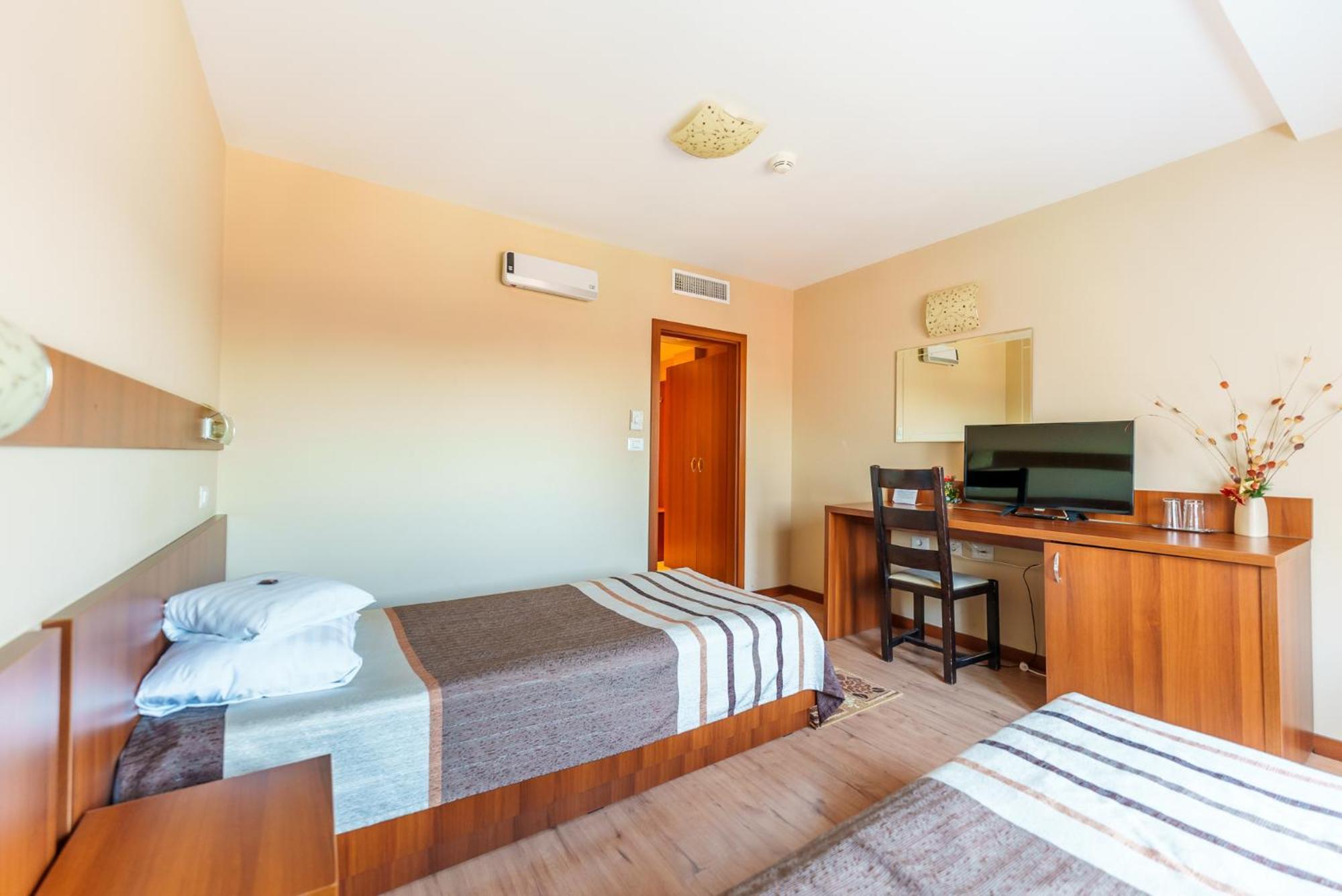 Hotel Crisana Арад Екстериор снимка