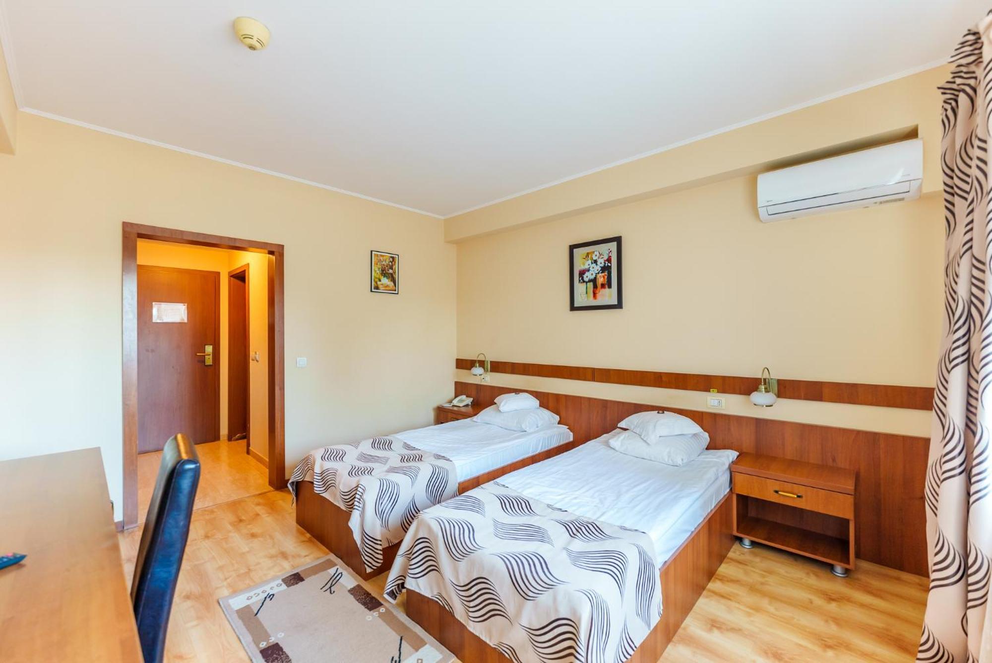 Hotel Crisana Арад Екстериор снимка