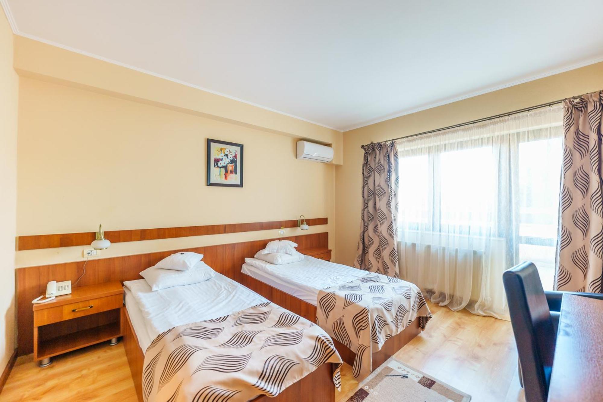 Hotel Crisana Арад Екстериор снимка