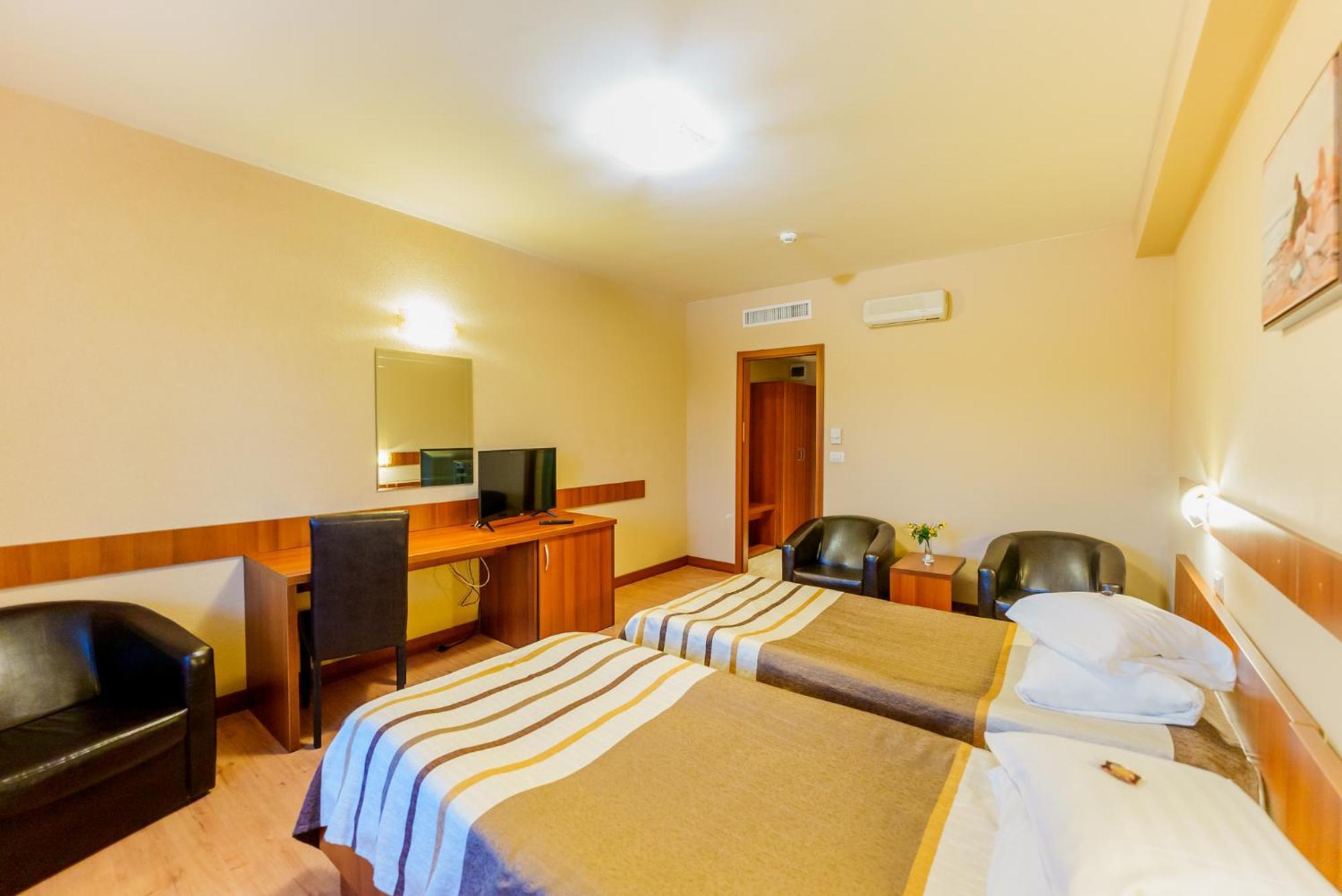 Hotel Crisana Арад Екстериор снимка