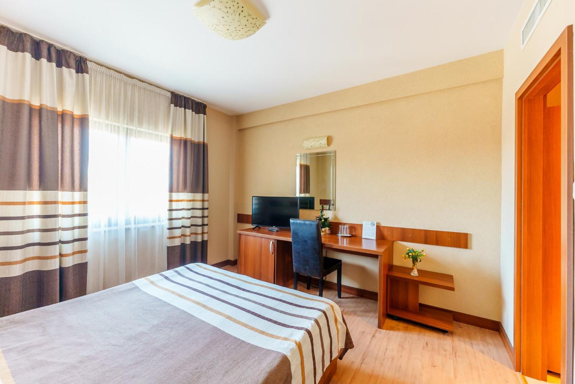 Hotel Crisana Арад Екстериор снимка