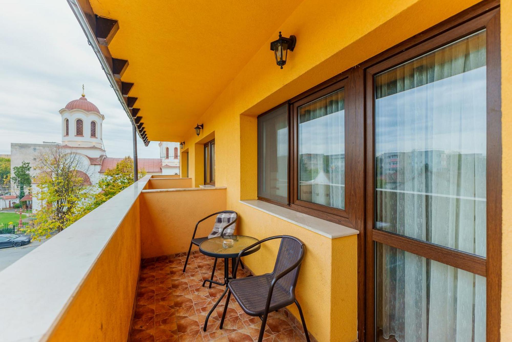 Hotel Crisana Арад Екстериор снимка