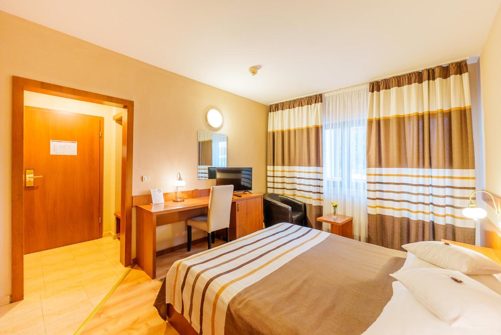 Hotel Crisana Арад Екстериор снимка