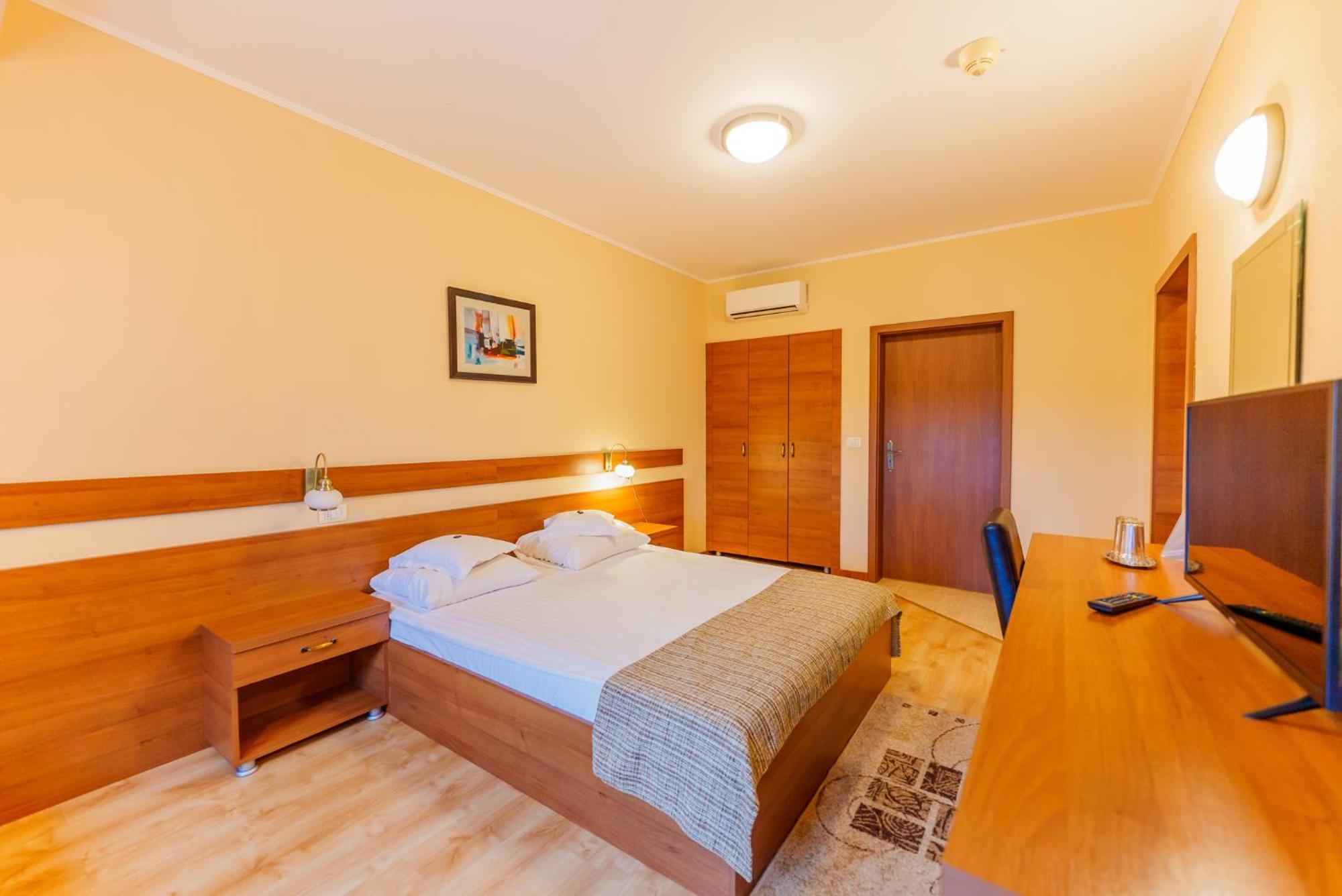 Hotel Crisana Арад Екстериор снимка