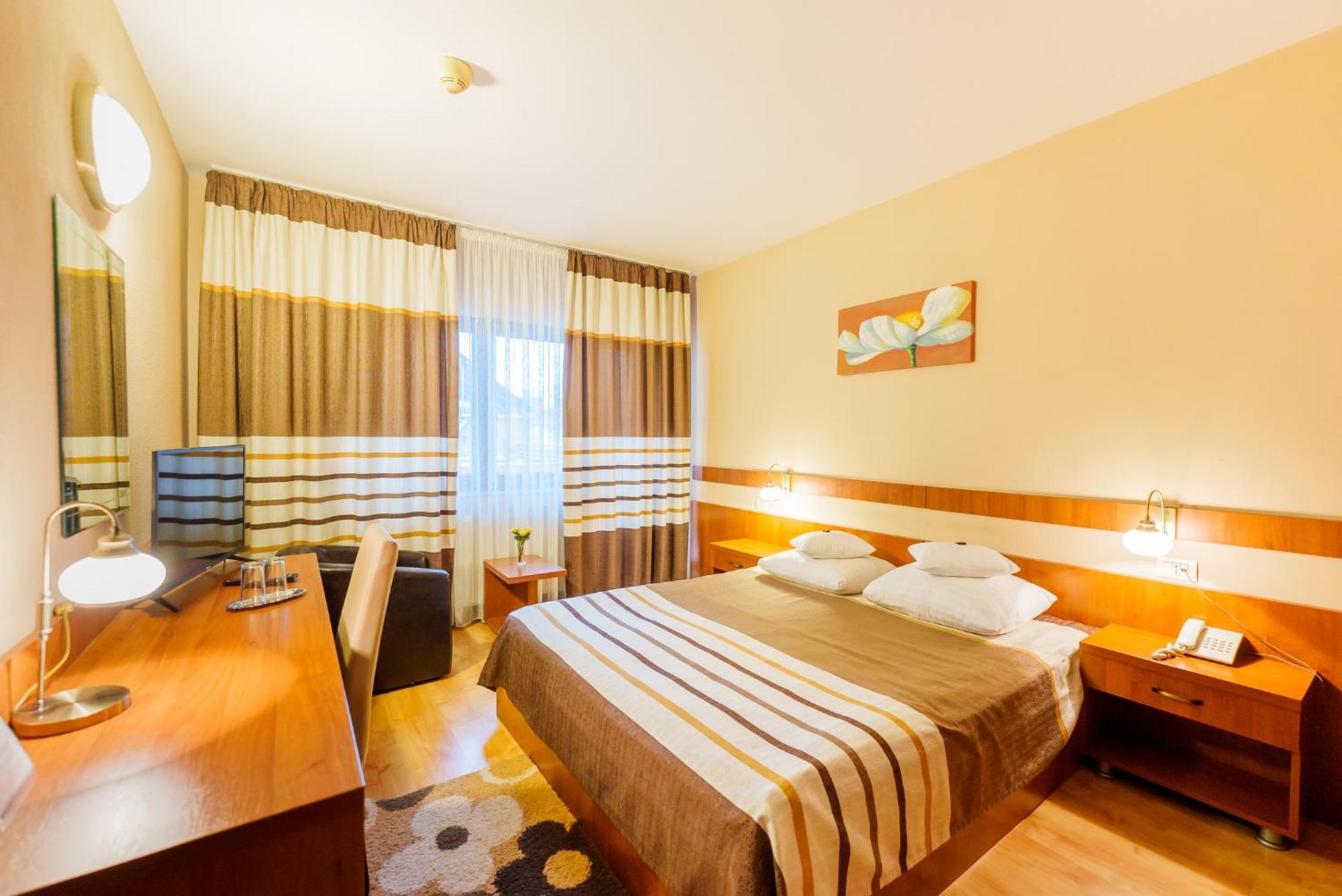 Hotel Crisana Арад Екстериор снимка