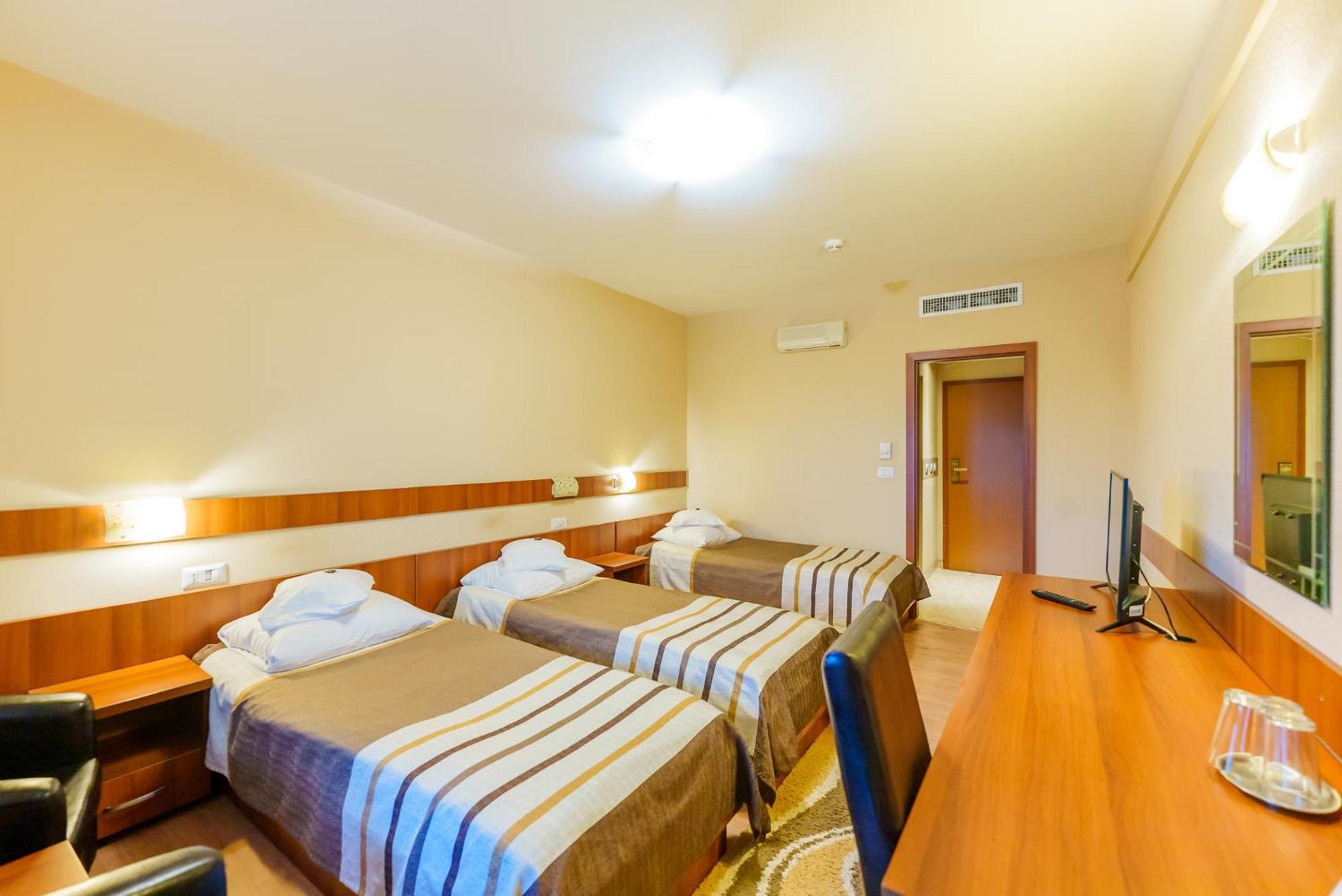 Hotel Crisana Арад Екстериор снимка