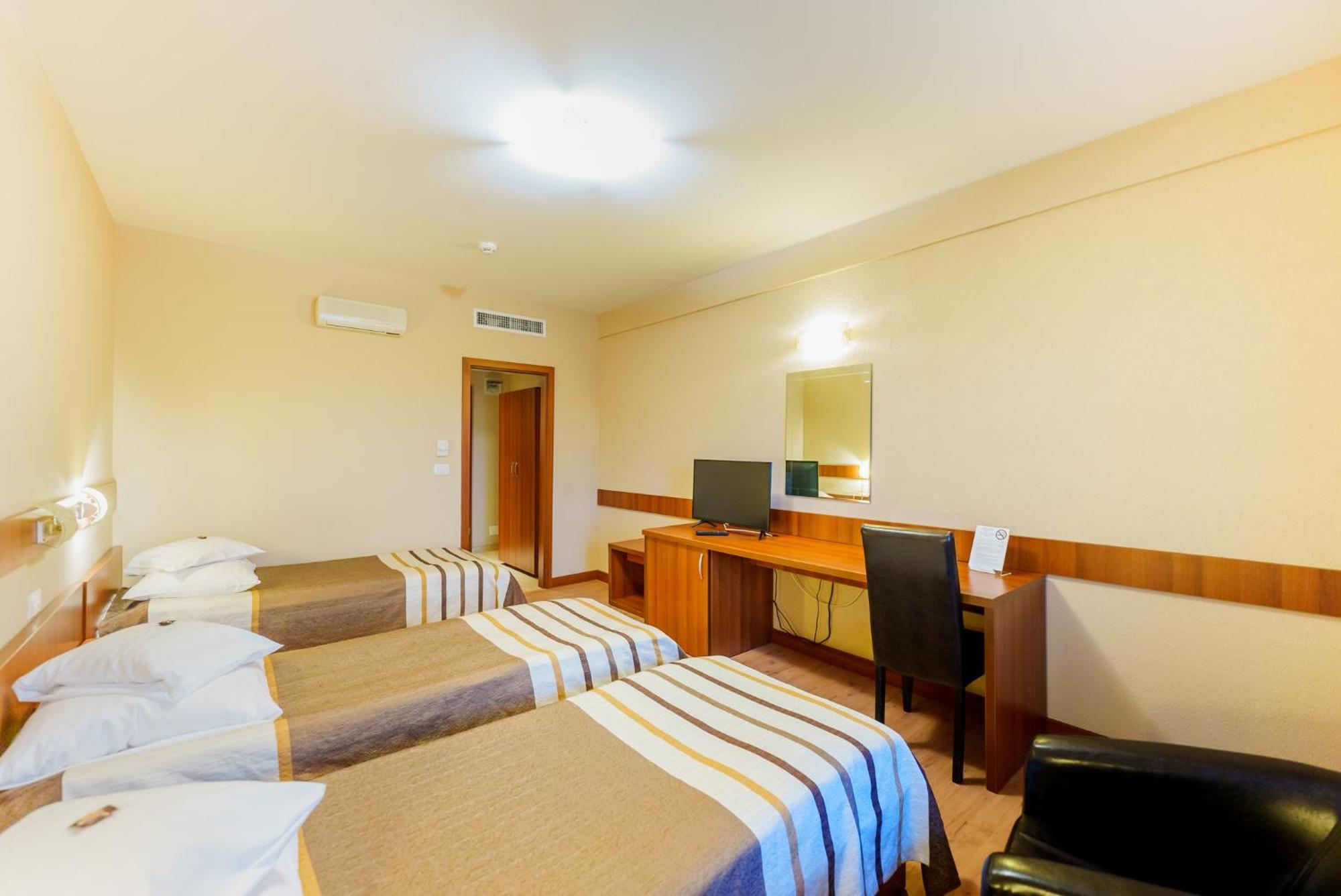 Hotel Crisana Арад Екстериор снимка