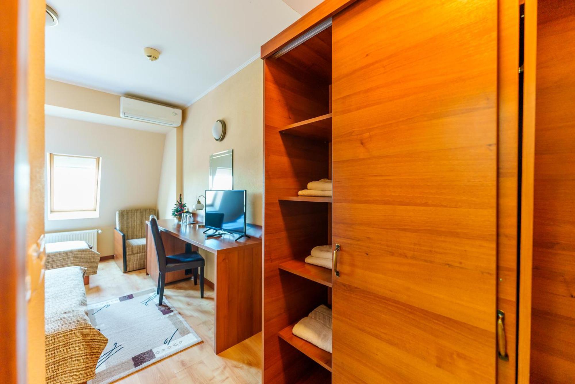 Hotel Crisana Арад Екстериор снимка