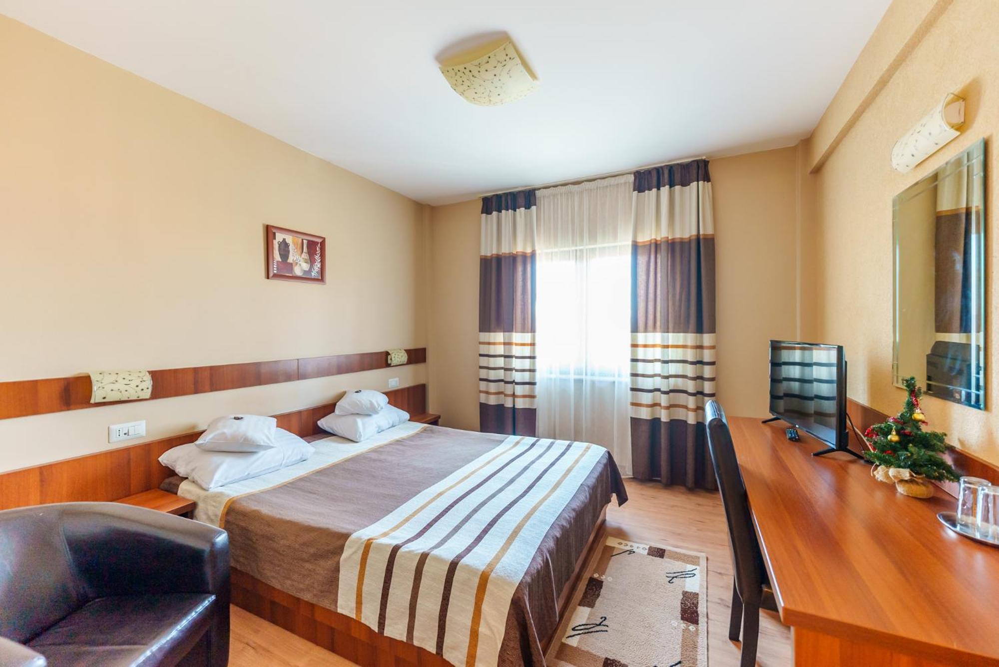 Hotel Crisana Арад Екстериор снимка