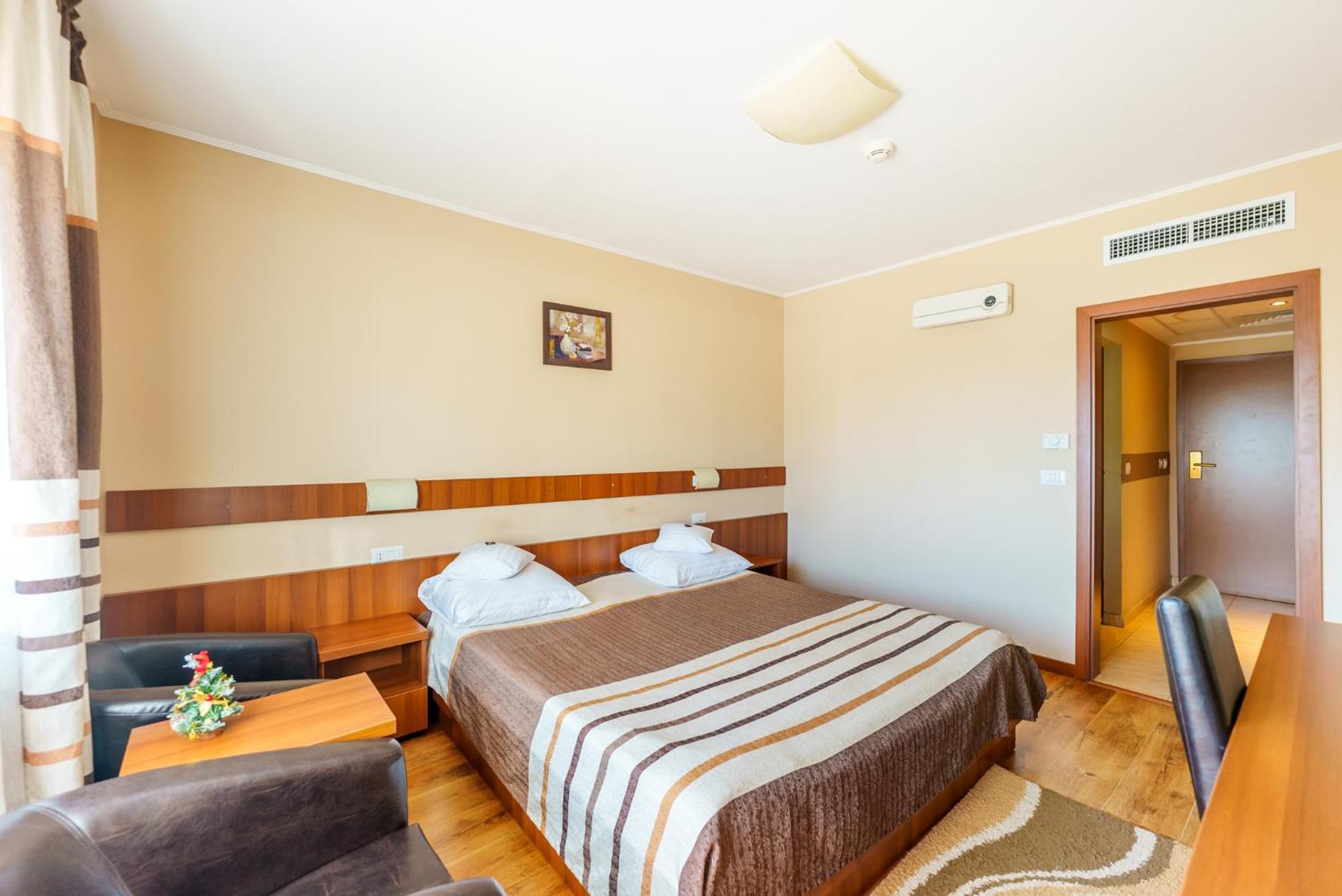 Hotel Crisana Арад Екстериор снимка
