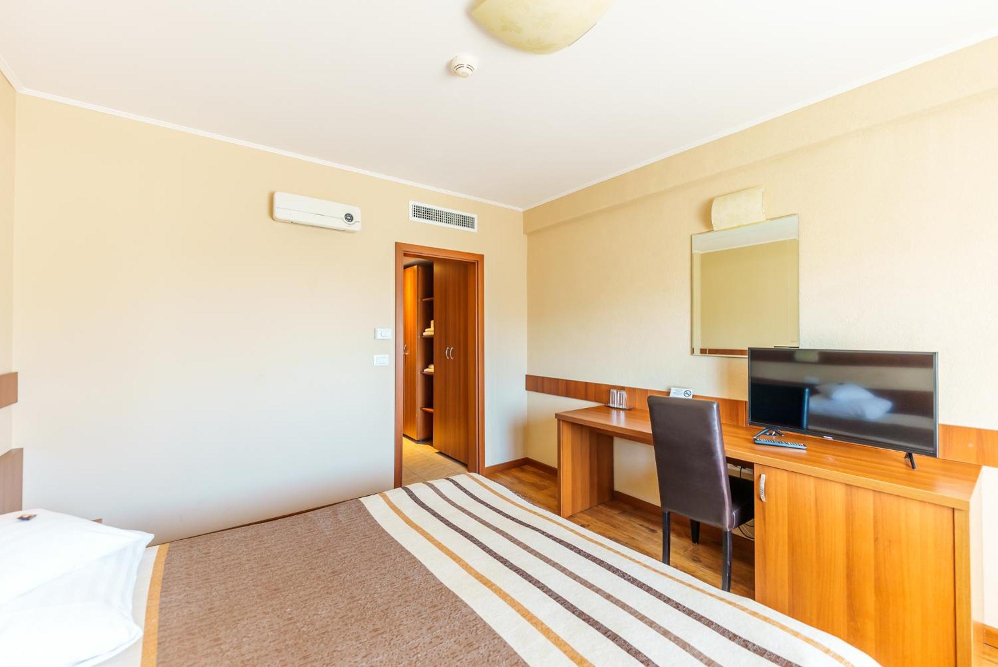 Hotel Crisana Арад Екстериор снимка