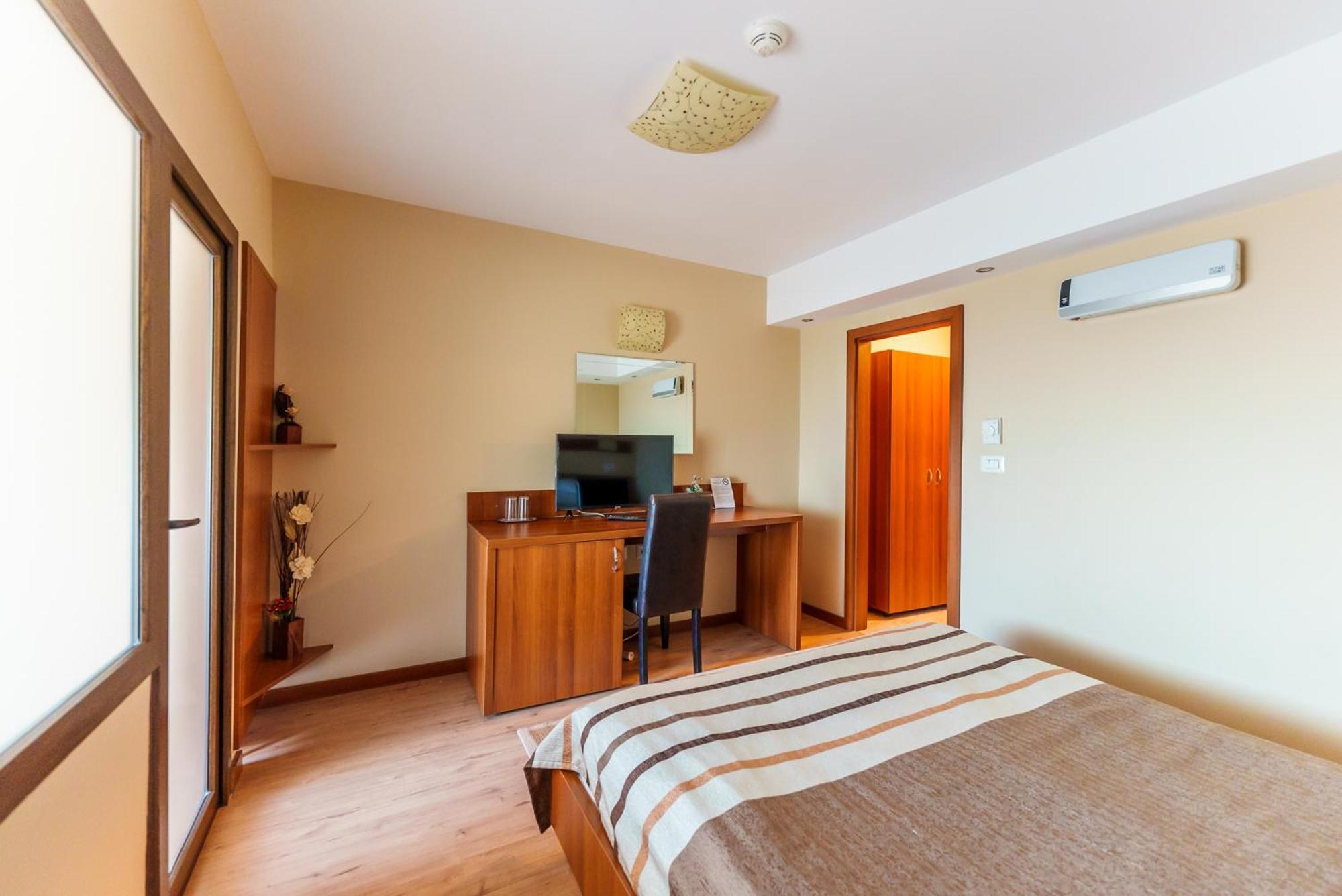 Hotel Crisana Арад Екстериор снимка