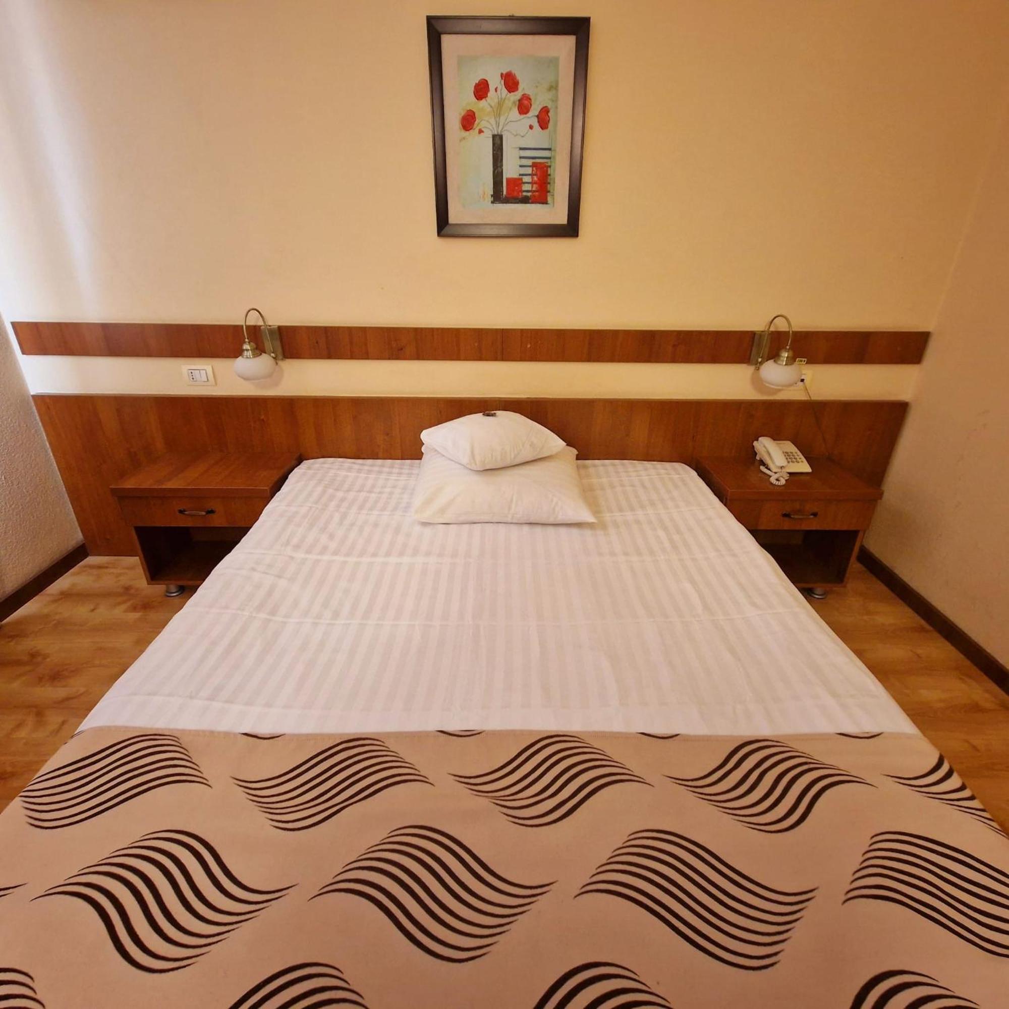 Hotel Crisana Арад Екстериор снимка