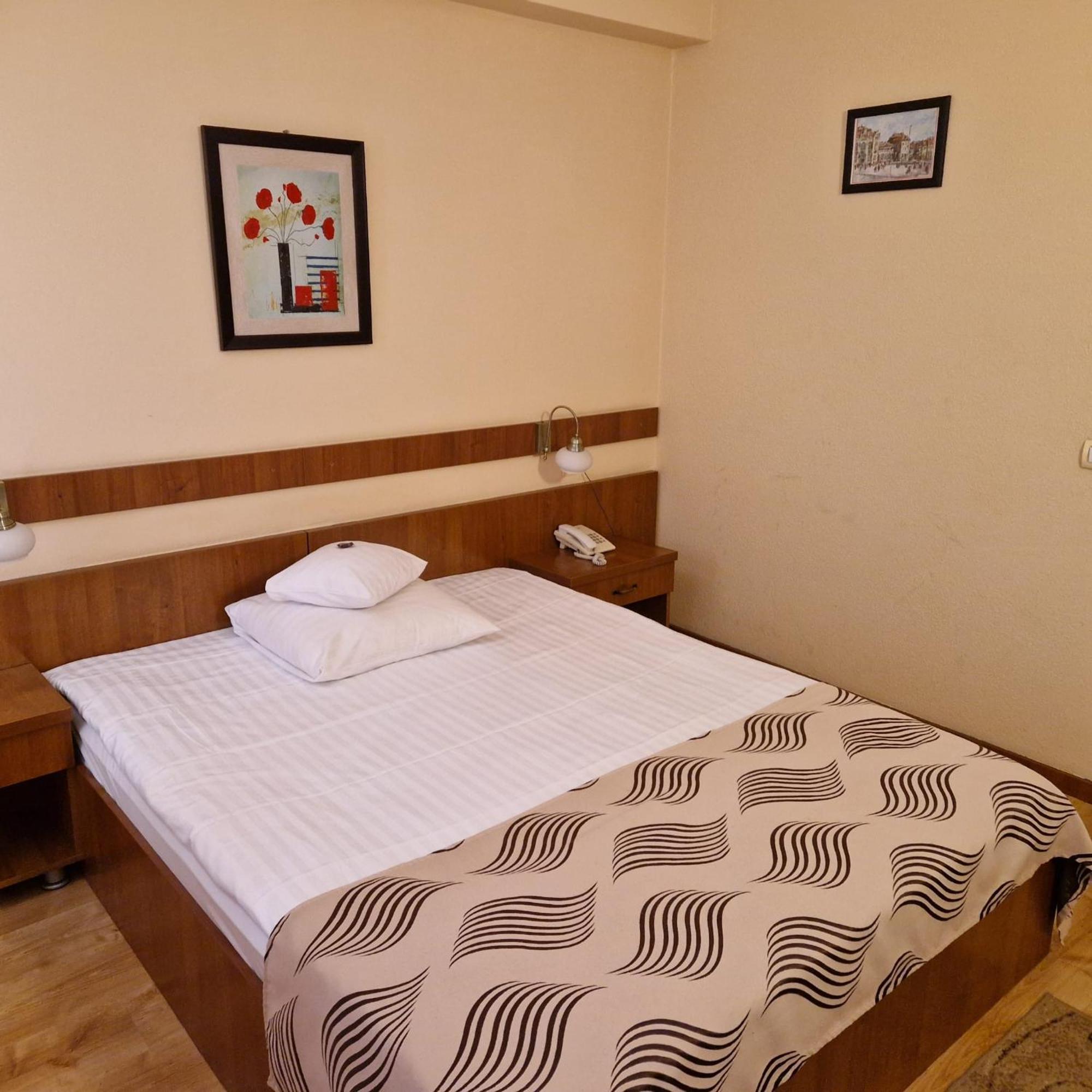 Hotel Crisana Арад Екстериор снимка